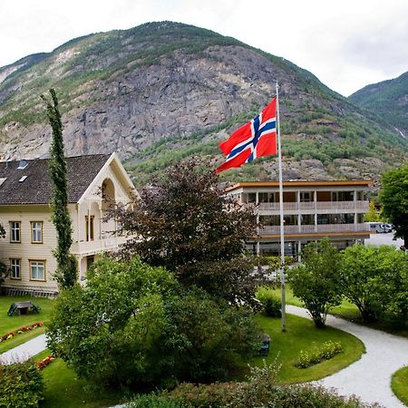 Lindstrom Hotel Лердалсёйри Экстерьер фото
